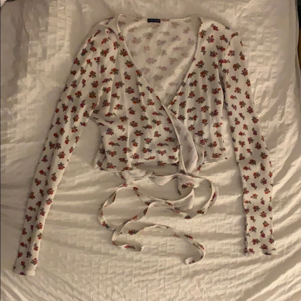 🚫sold on dep🚫 brandy melville floral wrap top